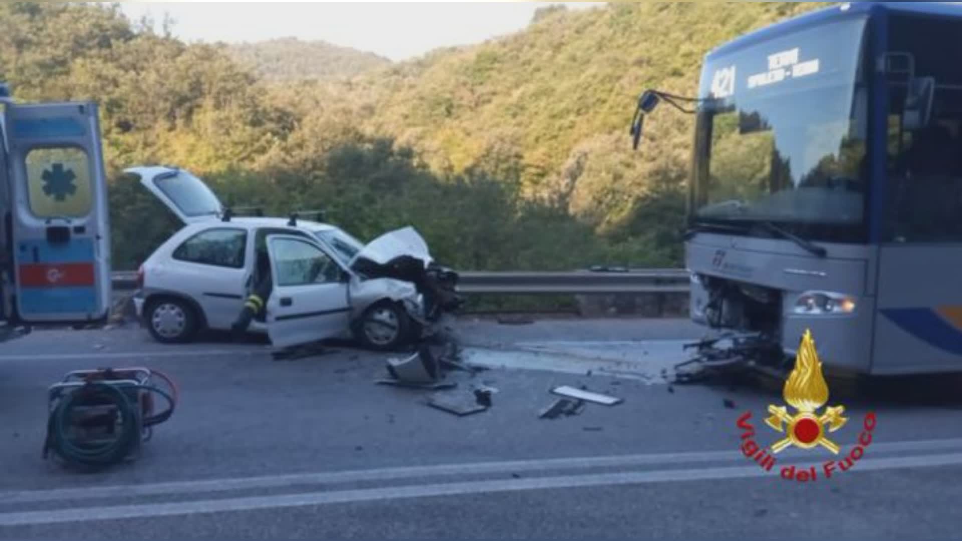 Auto contro bus. Uomo ferito