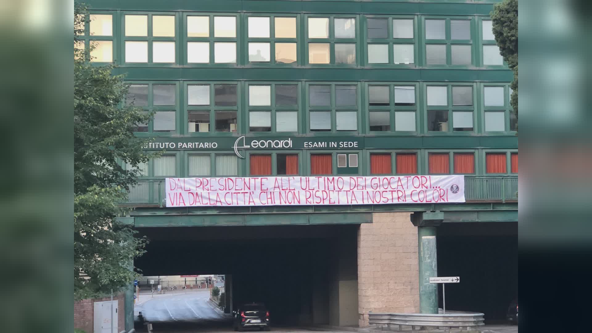 Grifo, striscioni a Madonna Alta e Fontivegge