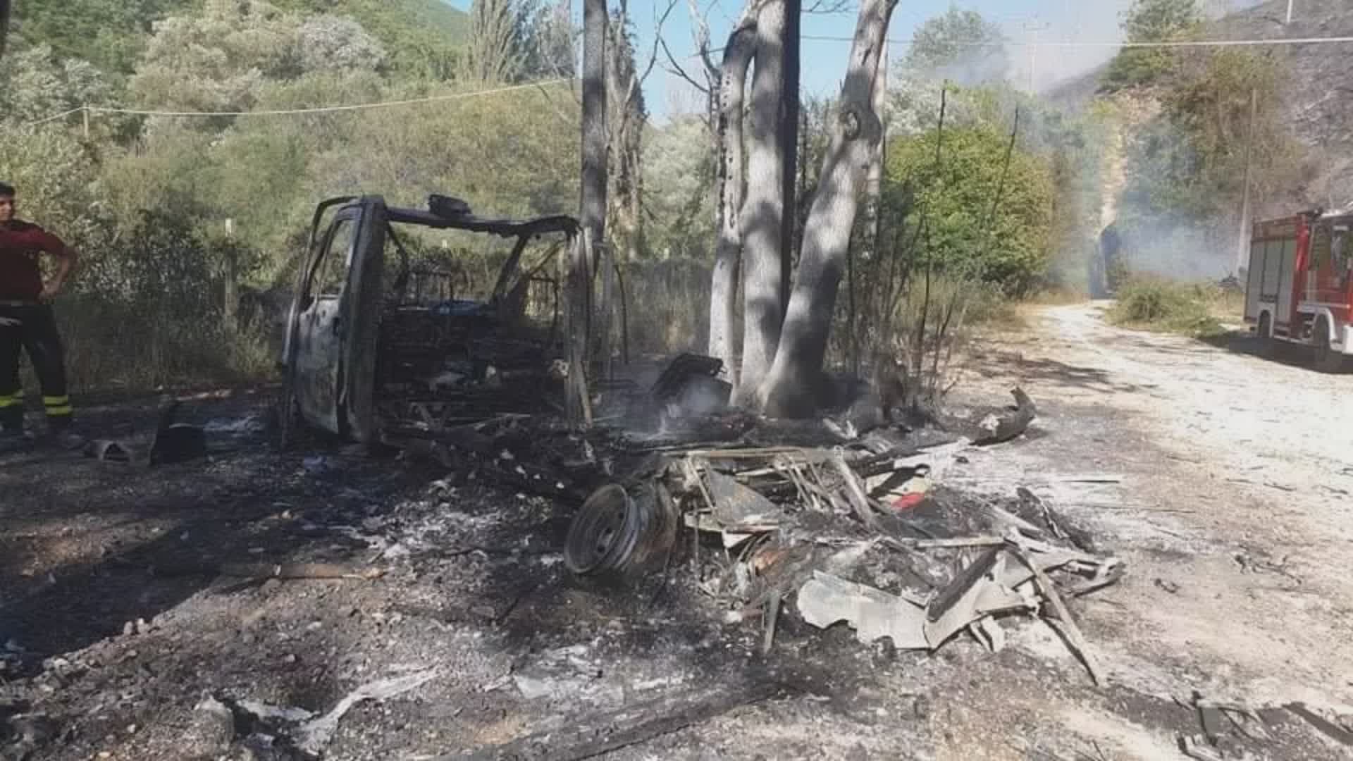 Esplode un camper, danni a decine di auto