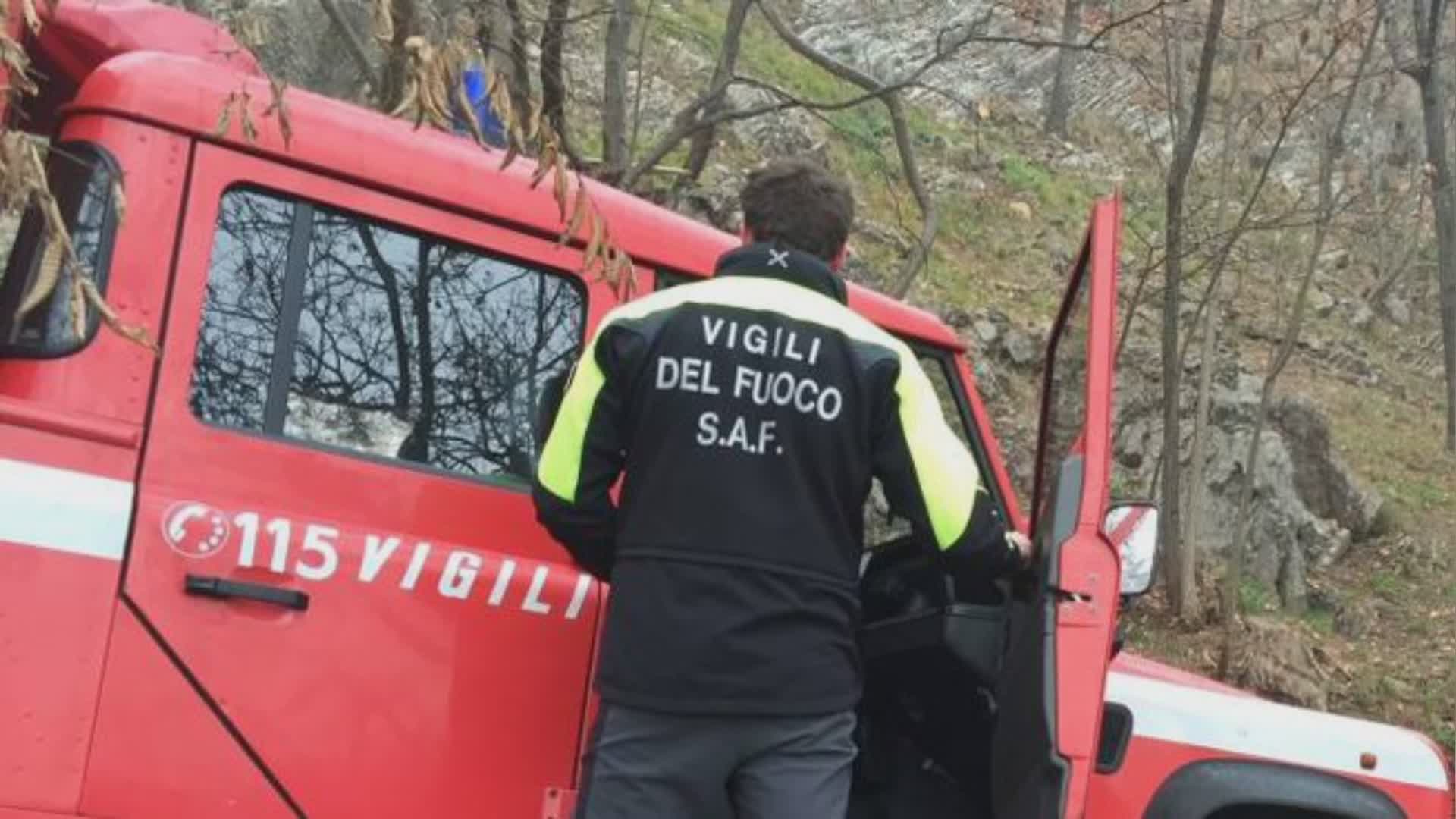 Fondi, uomo scivola nella forra per salvare i cani: recuperato