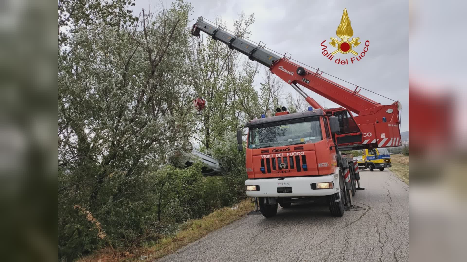 Auto ribaltata, due persone in ospedale