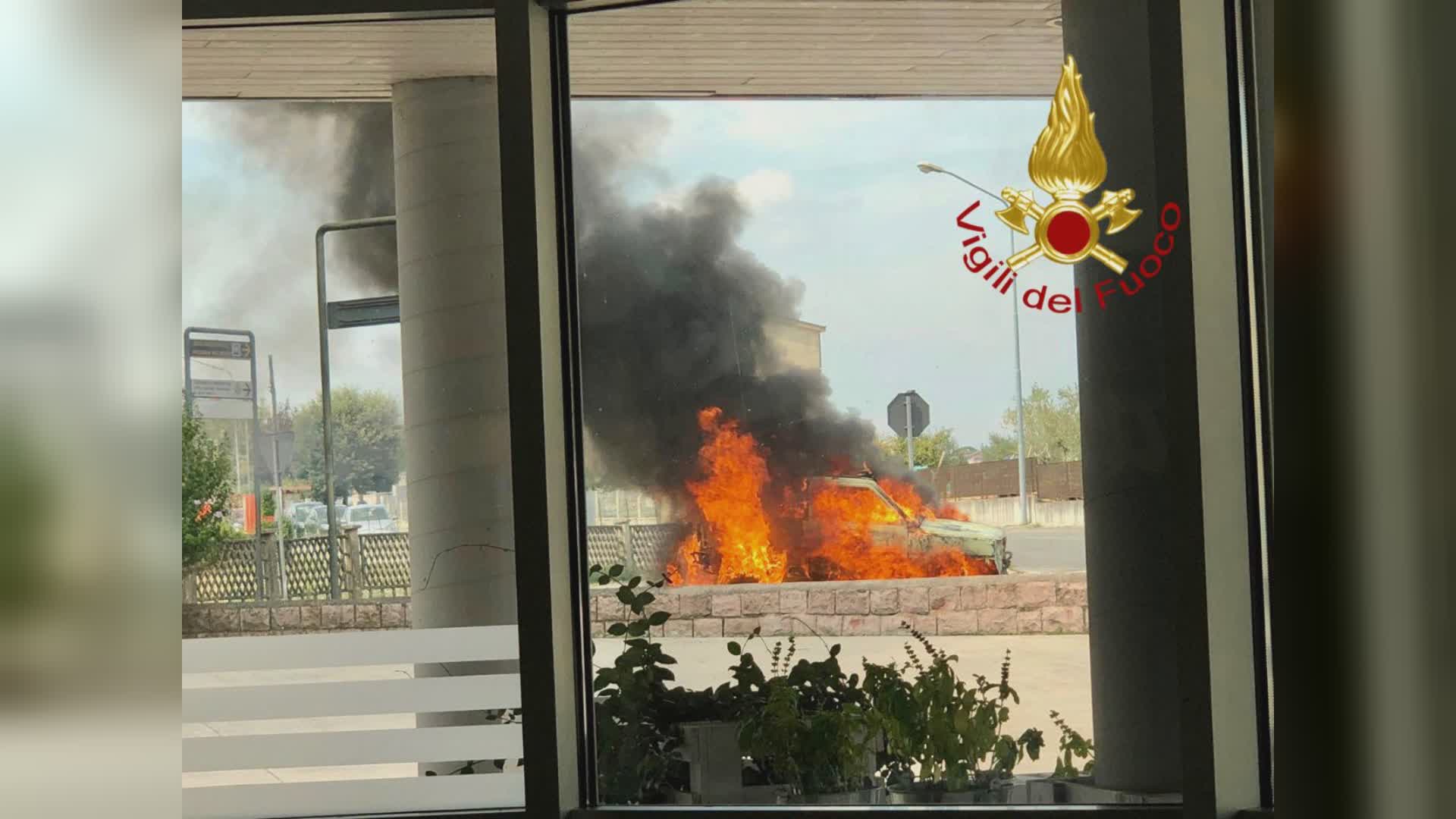 Incidente a Foligno, auto a fuoco a Umbertide: pompieri al lavoro