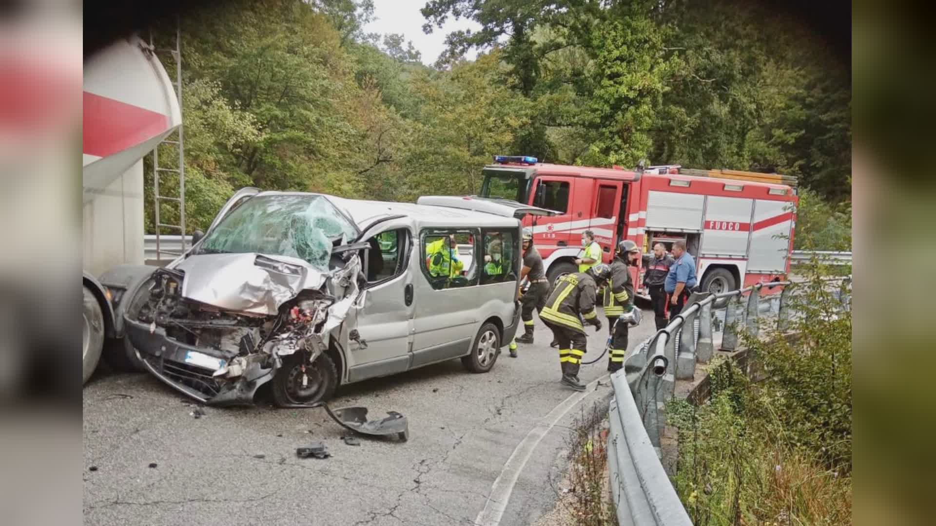 Camporeggiano, incidente tra pulmino e mezzo pesante