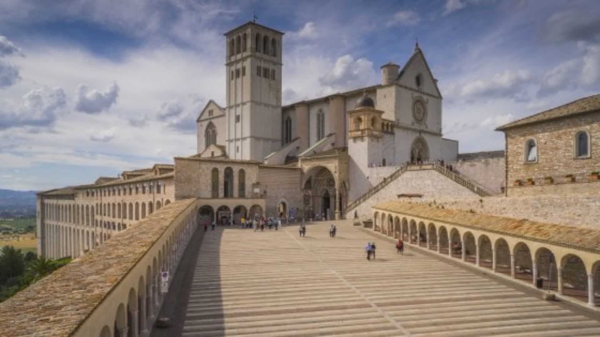 Assisi, mascherina obbligatoria all’aperto per eventi