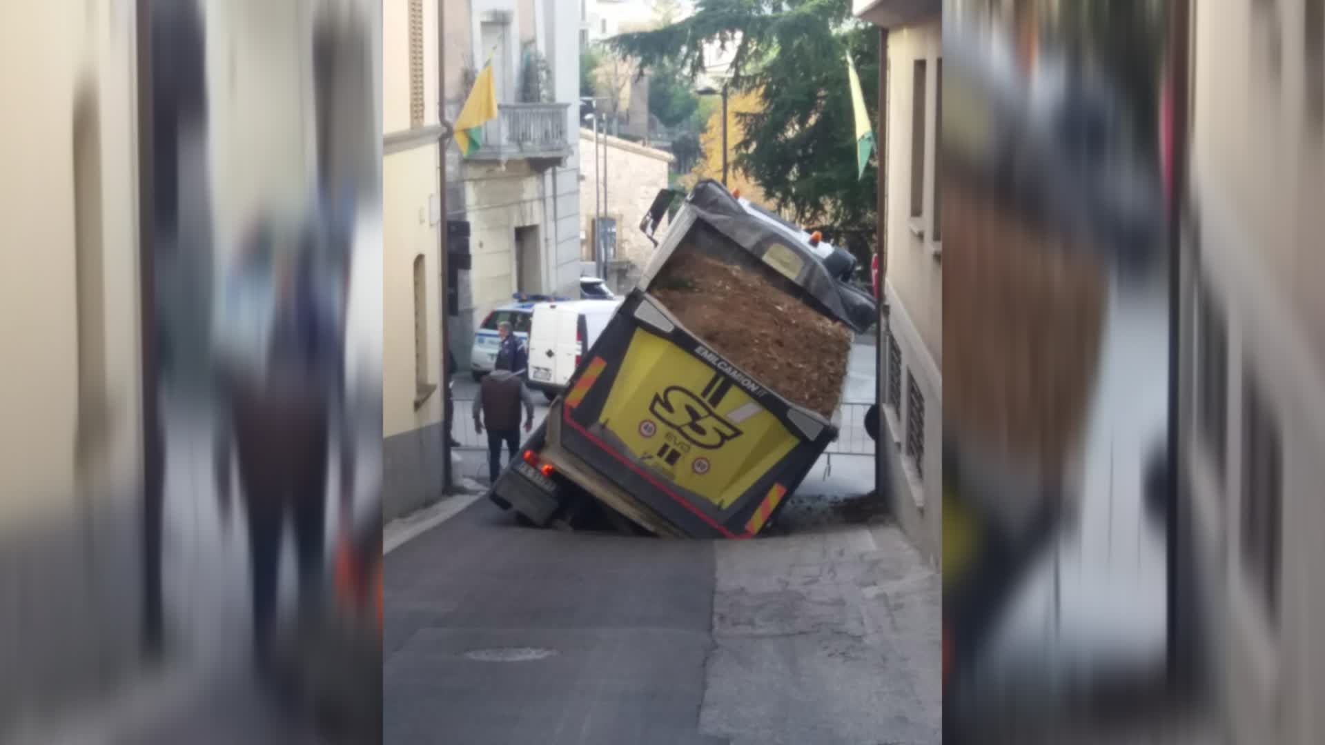 Voragine sulla strada, camion rischia di sprofondare