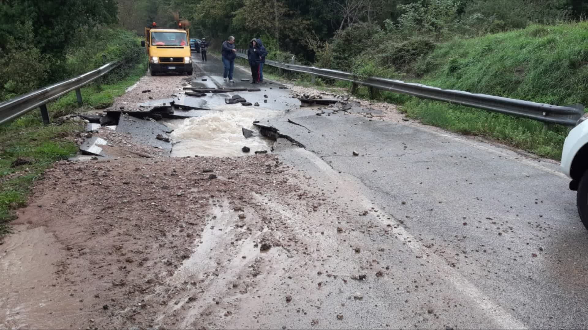 Pian della Pieve strada interrotta per guasto acquedotto