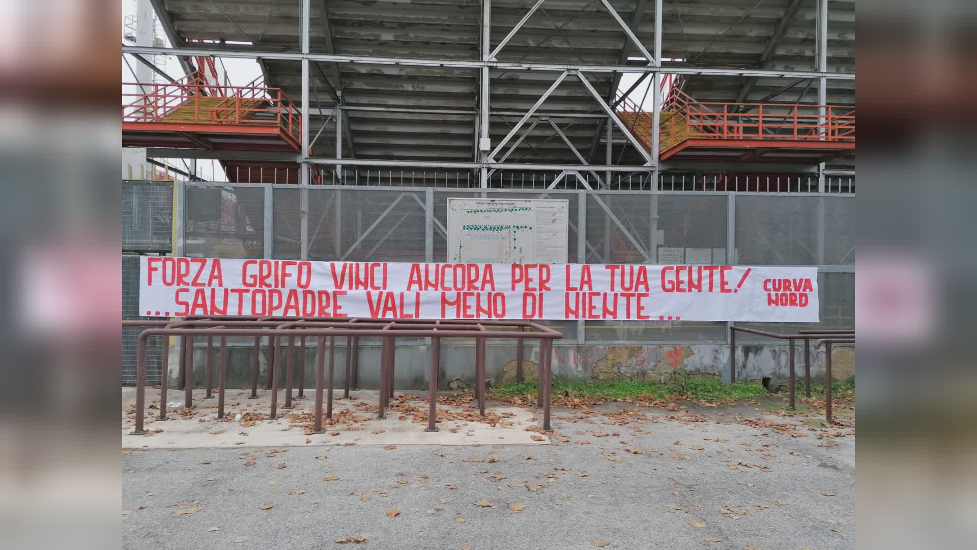 Ancora striscione contro Santopadre. Ma la Nord incoraggia la squadra