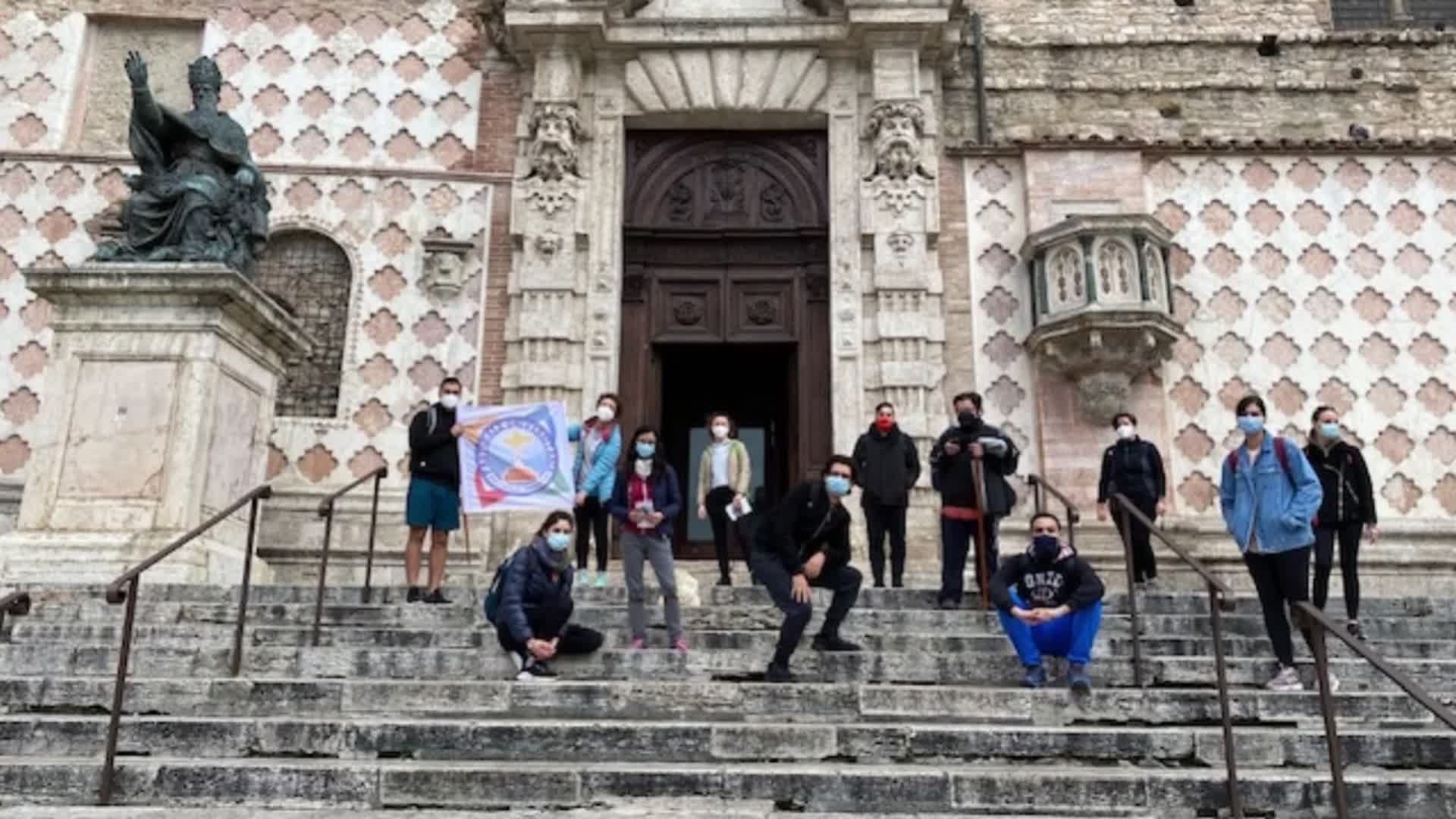 15 ragazzi a piedi ad Assisi pregando per Bassetti