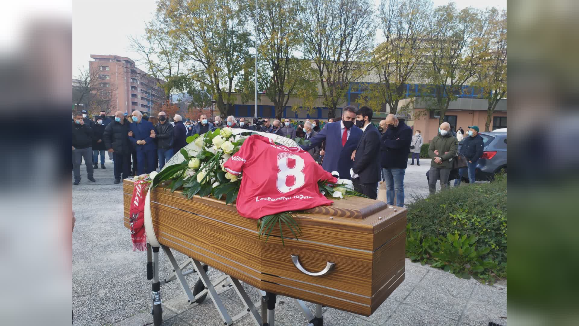 La maglia di Renato Curi sulla bara del tifoso morto