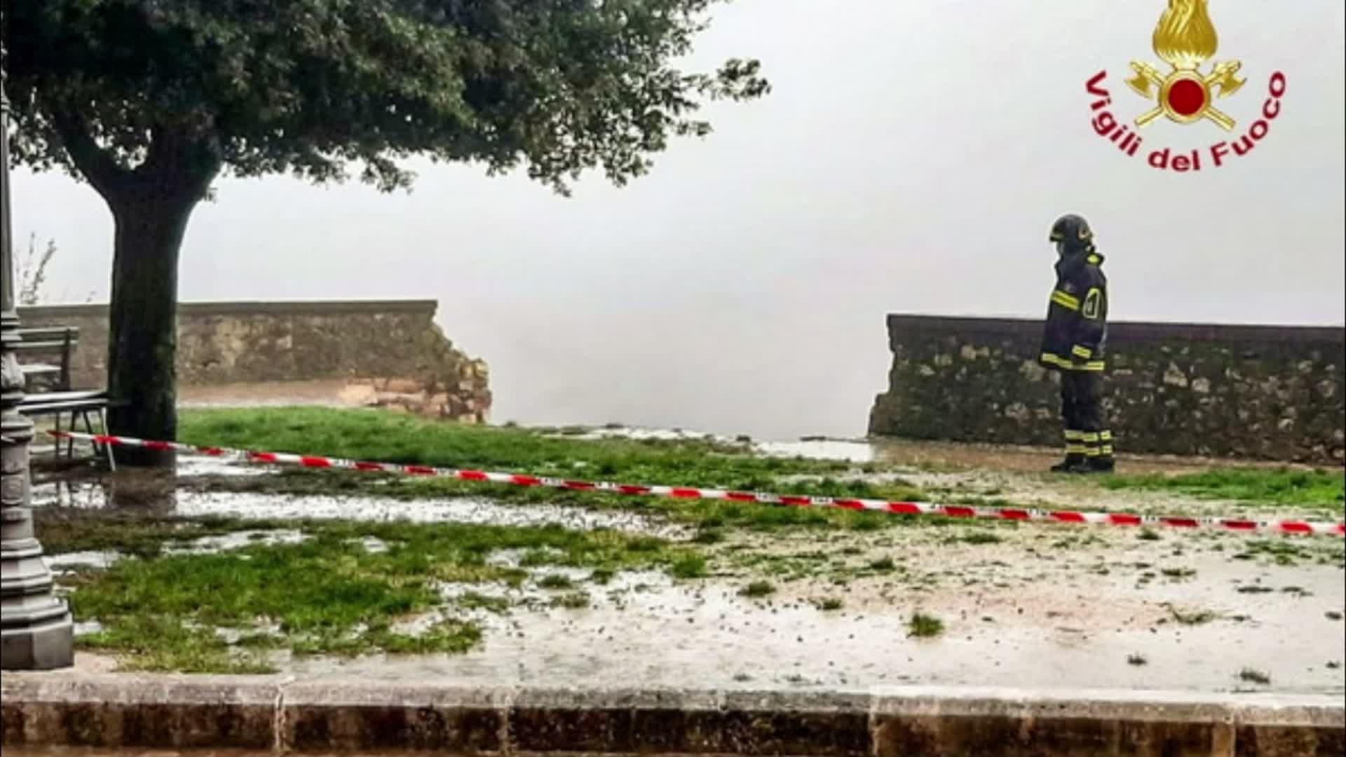 Maltempo, disagi in tutta regione. Crolla muro Amelia