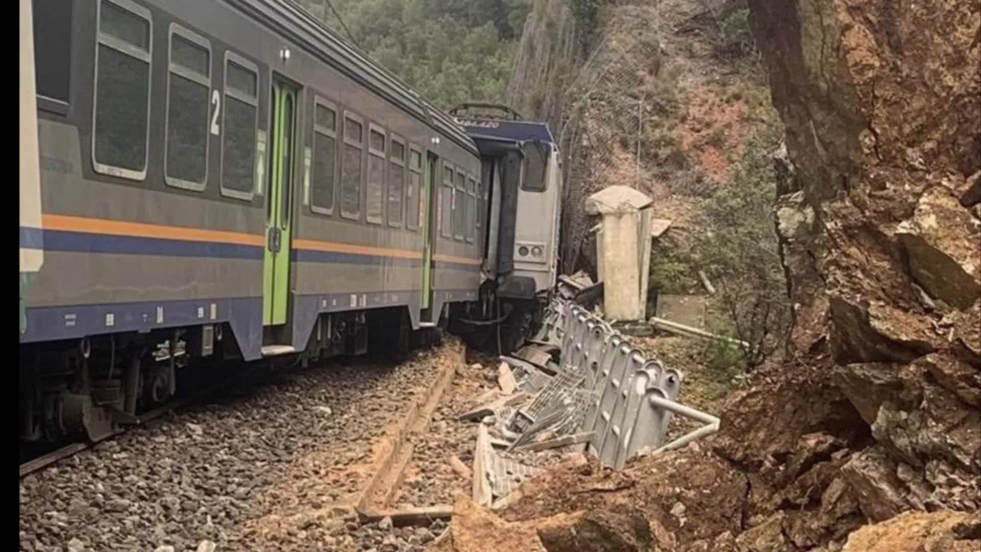 Treno contro frana su binari causa maltempo