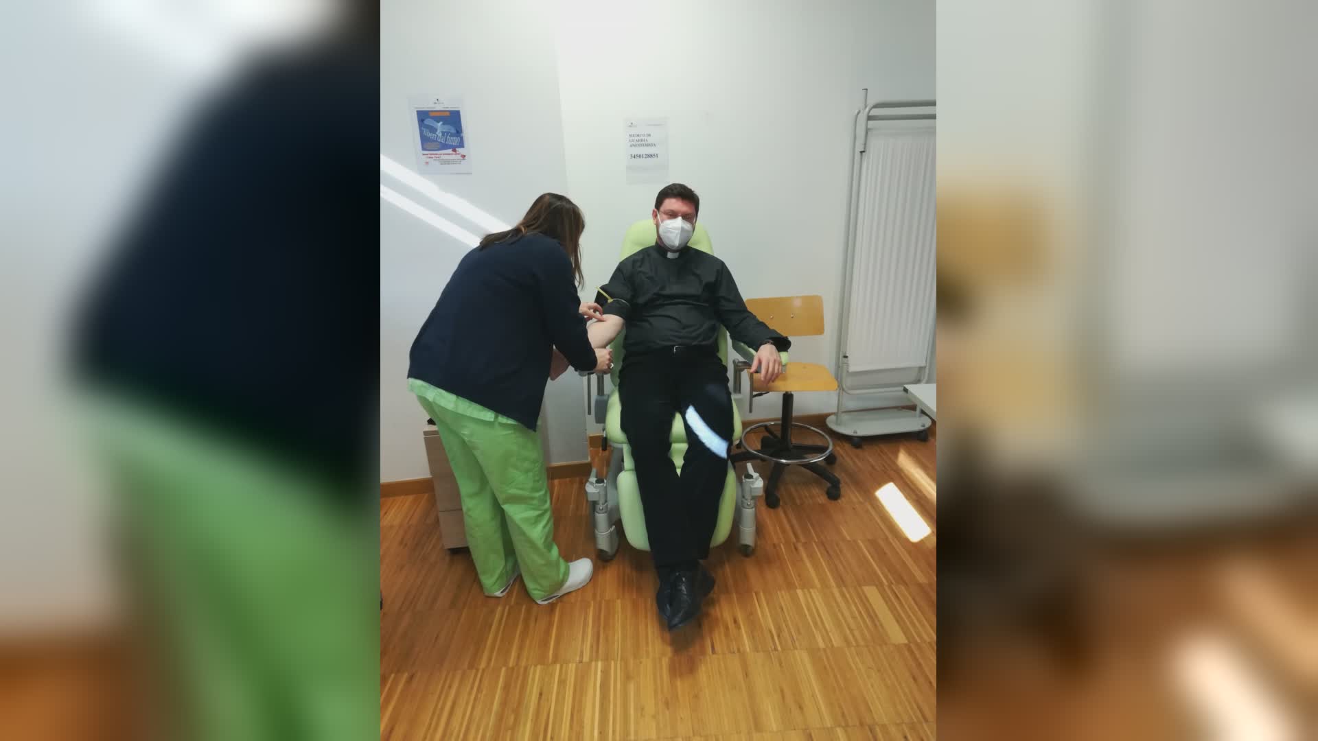 Il buon esempio del Vescovo che dona il sangue per campagna AVIS