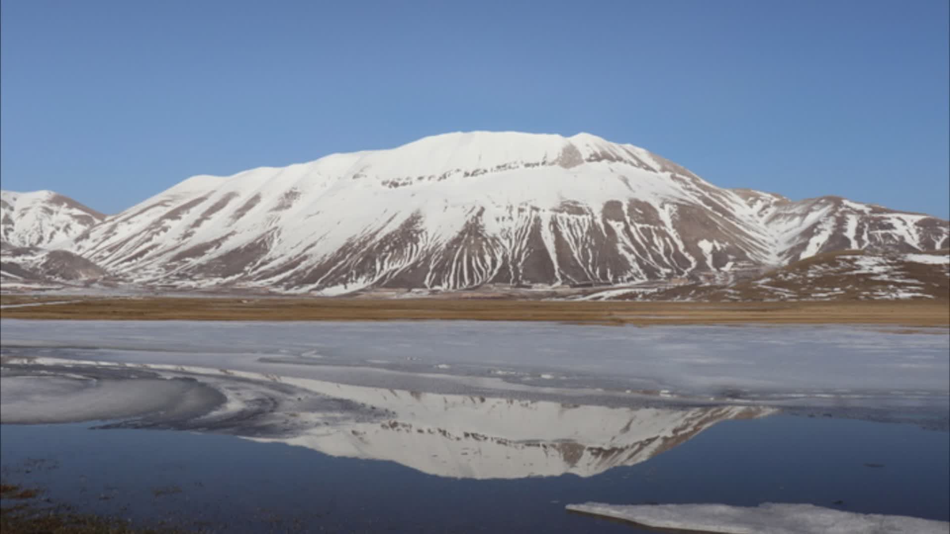 Laghi da neve sciolta, la magia di Castelluccio