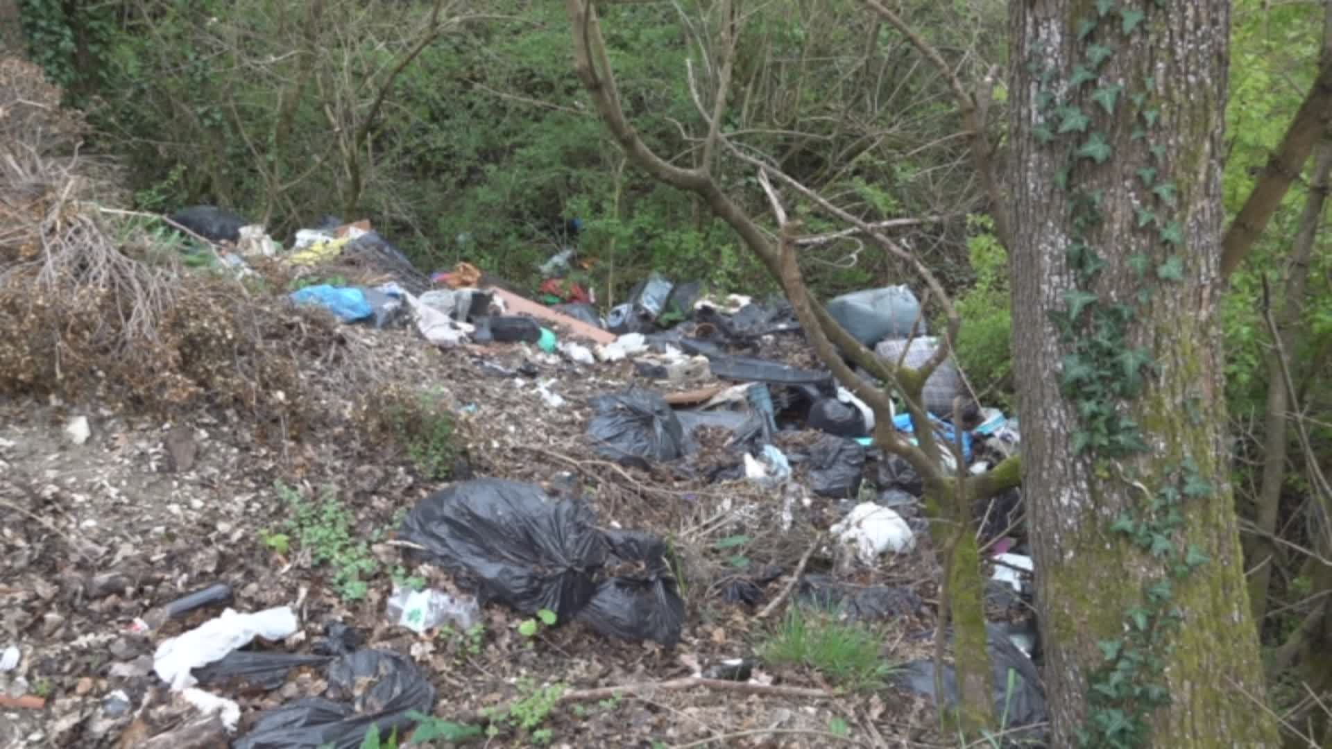 Discarica a cielo aperto: ammassi rifiuti sul Sentiero Francescano