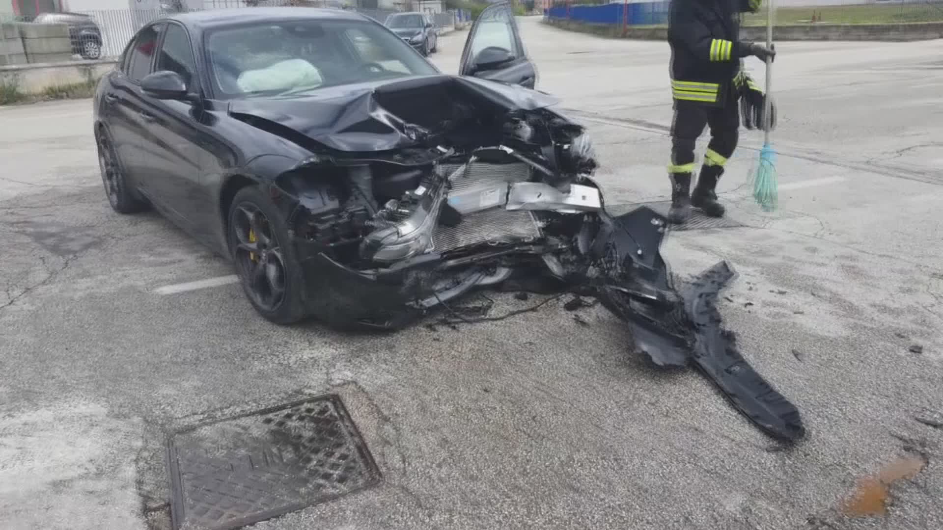 Incidente tra due autovetture. Mamma e figlio feriti