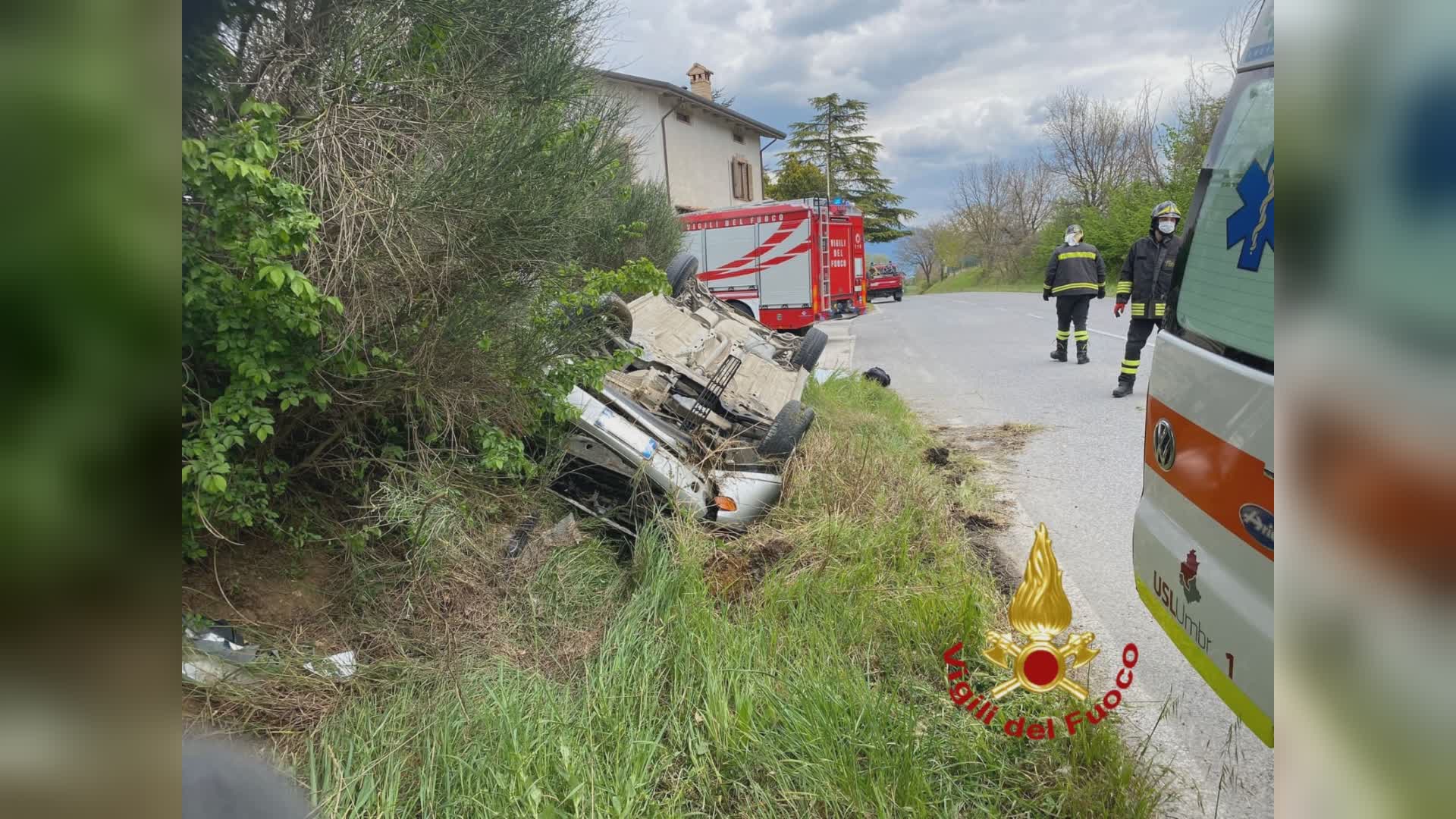 Esce di strada con l’auto e si ribalta: perde la vita 48enne