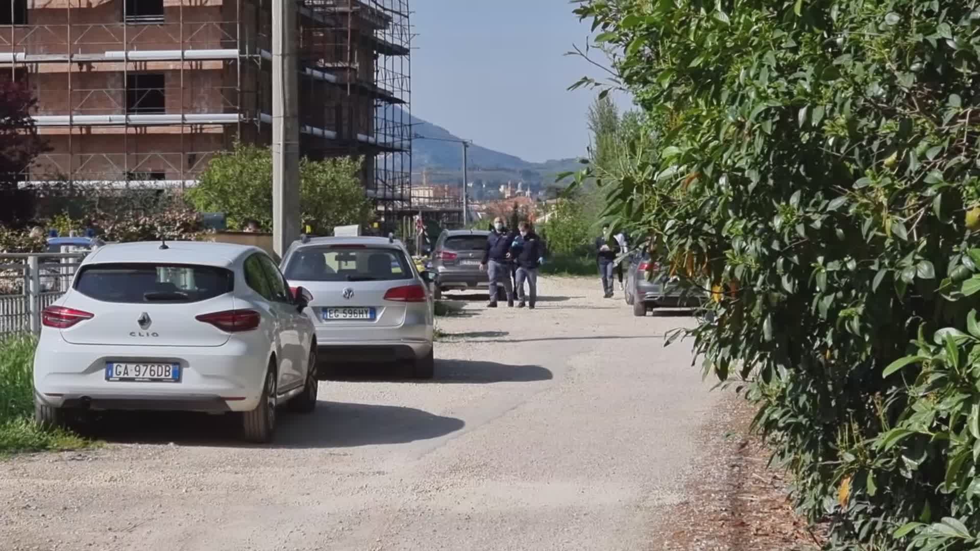 Uomo trovato impiccato in un cantiere. Indaga la polizia