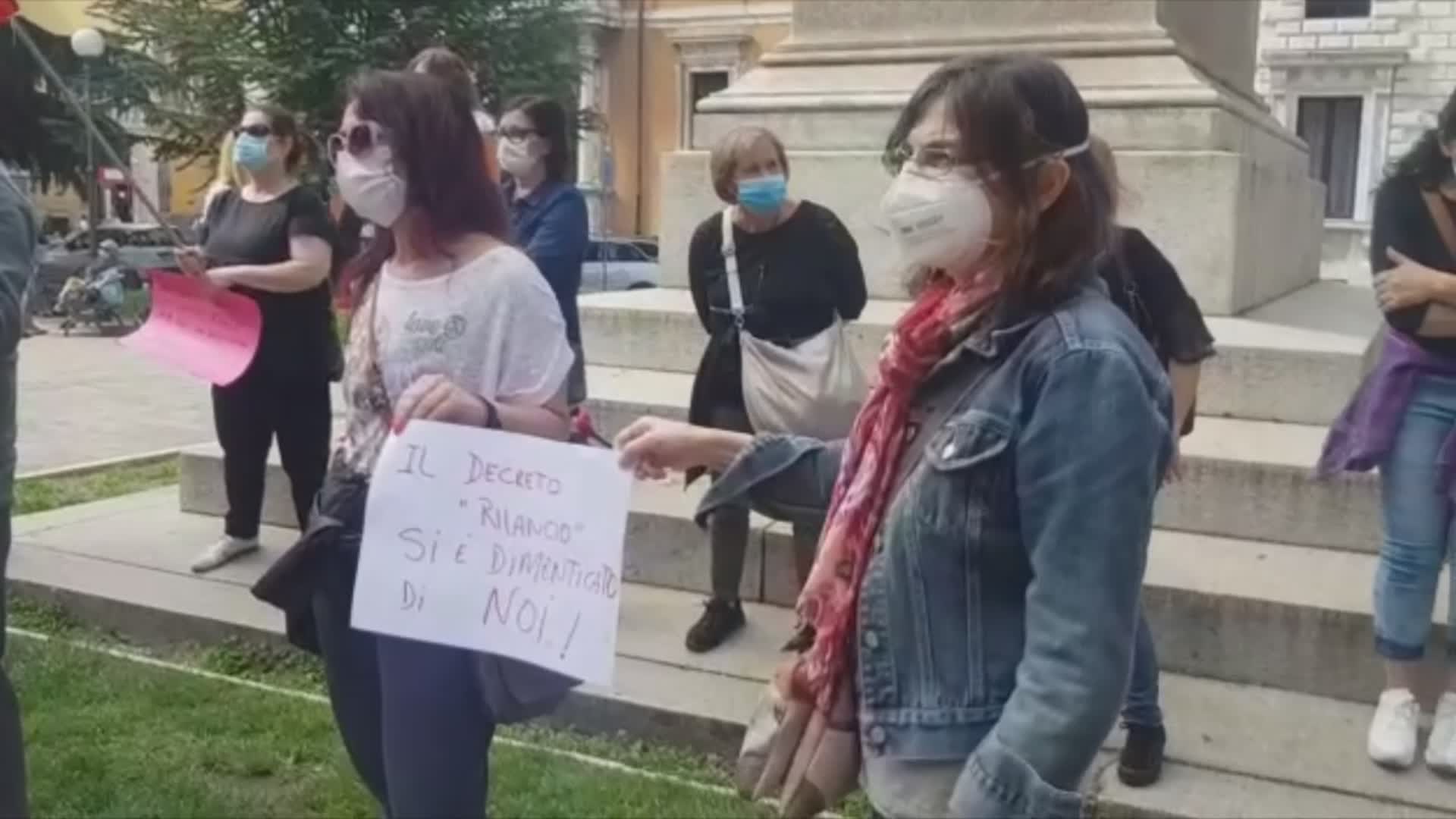 Lavoratori degli appalti scendono in piazza