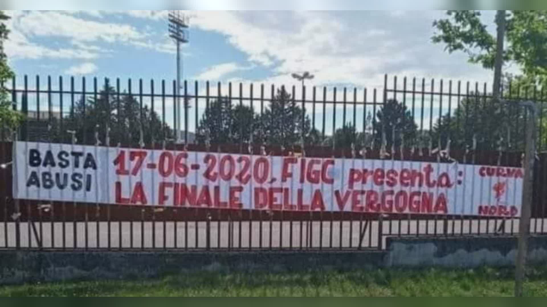 Perugia, all’esterno del Curi striscione di protesta sulla Coppa