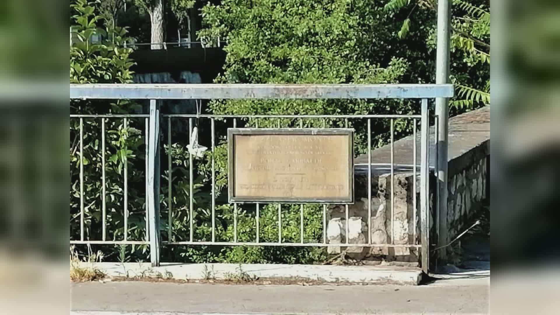 Vandali in azione sul monumento di Luzzi. La condanna di Latini