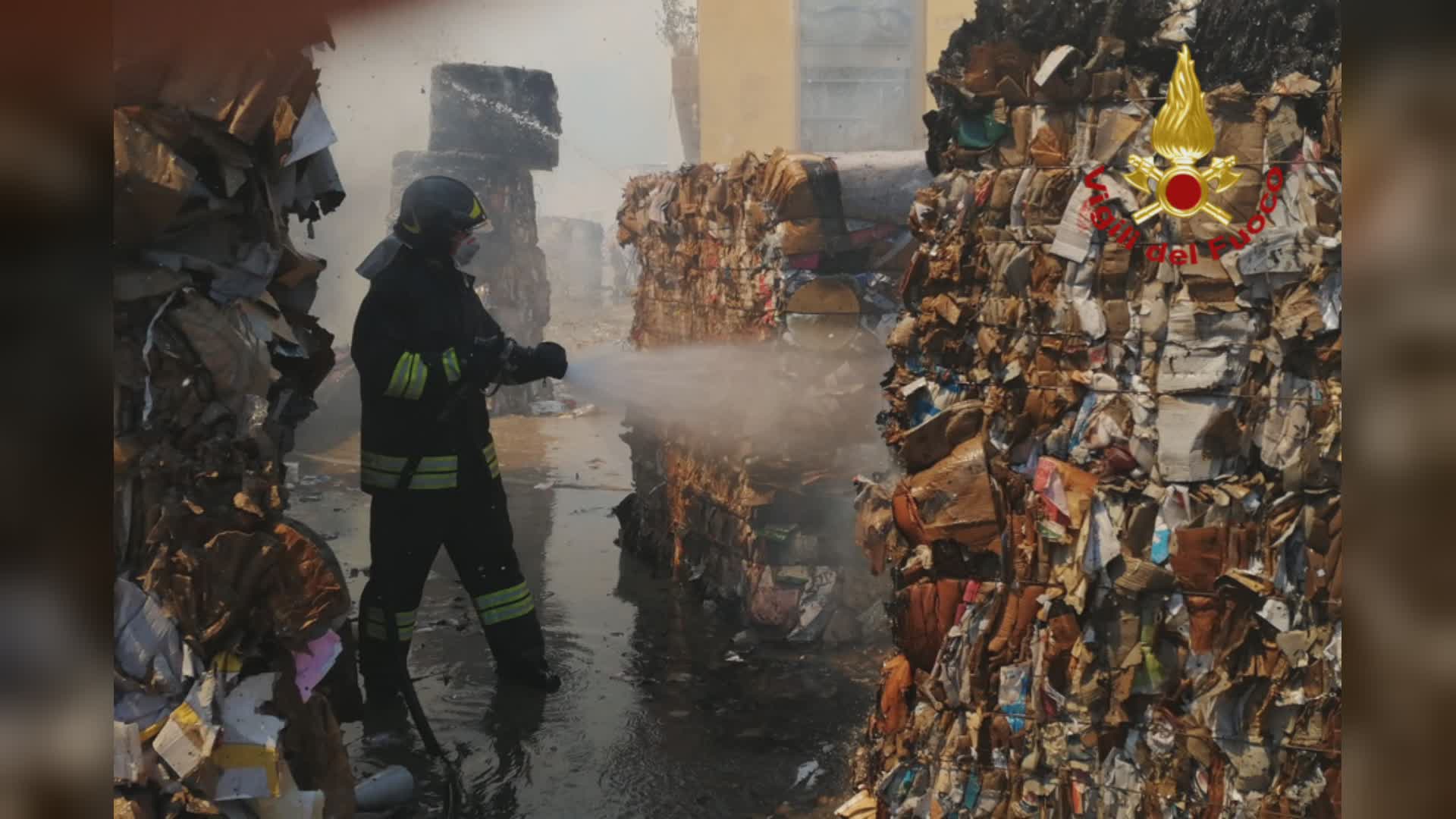 Vasto incendio nella Cartiera. In fiamme carta da macero