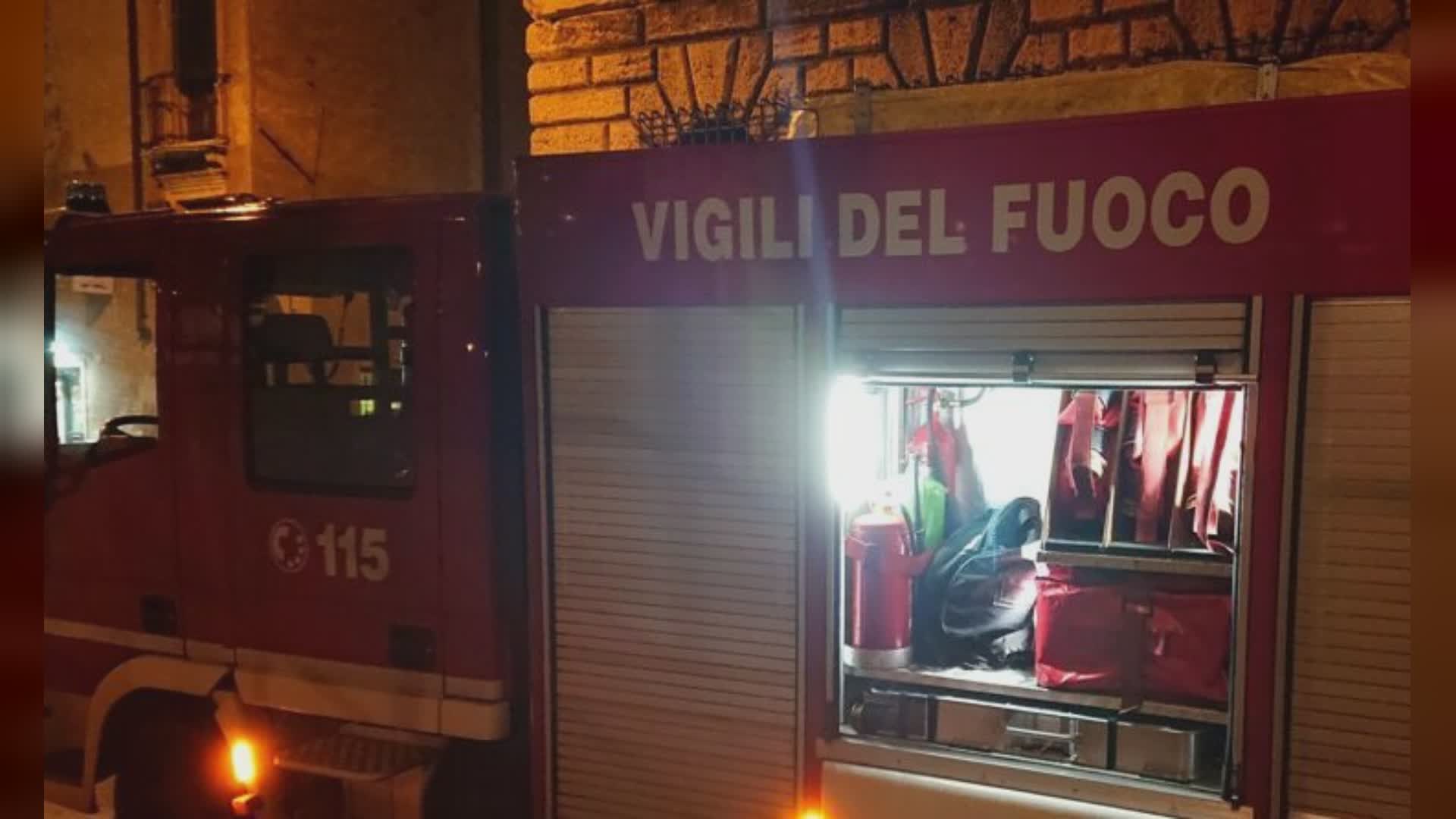 Anziano rientra nella casa in fiamme per salvare la moglie malata