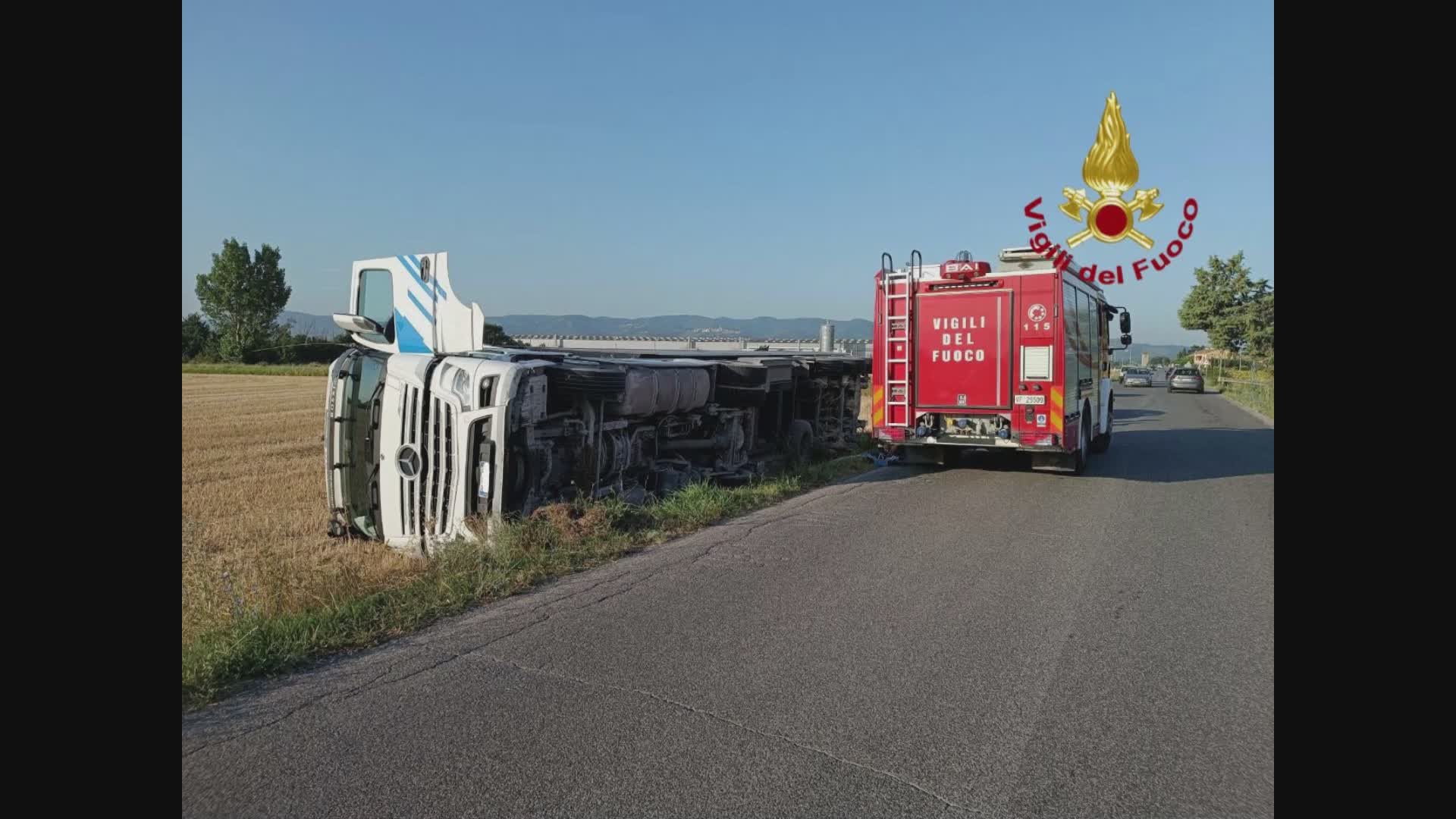 Autoarticolato fuori strada su Torgianese. Conducente illeso