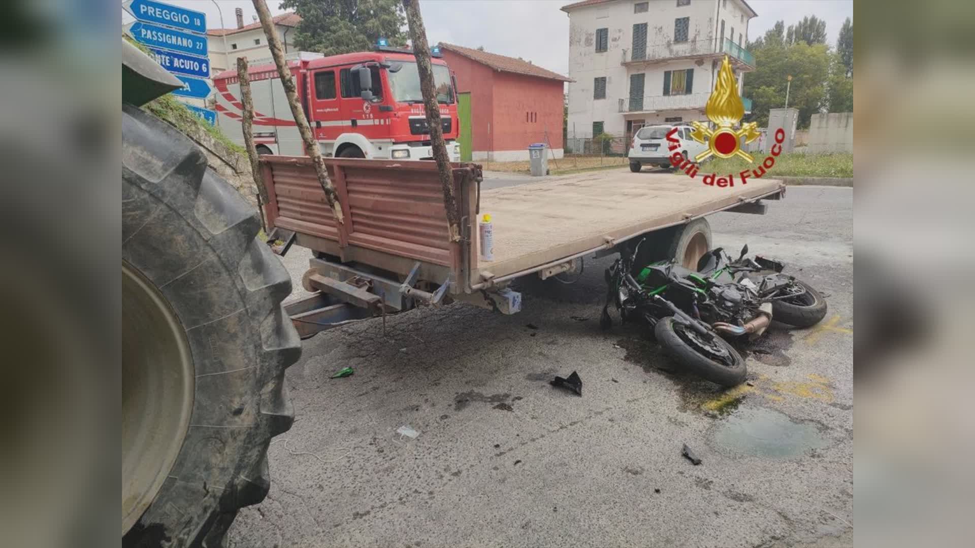 Scontro trattore con un motociclo: un ricoverato