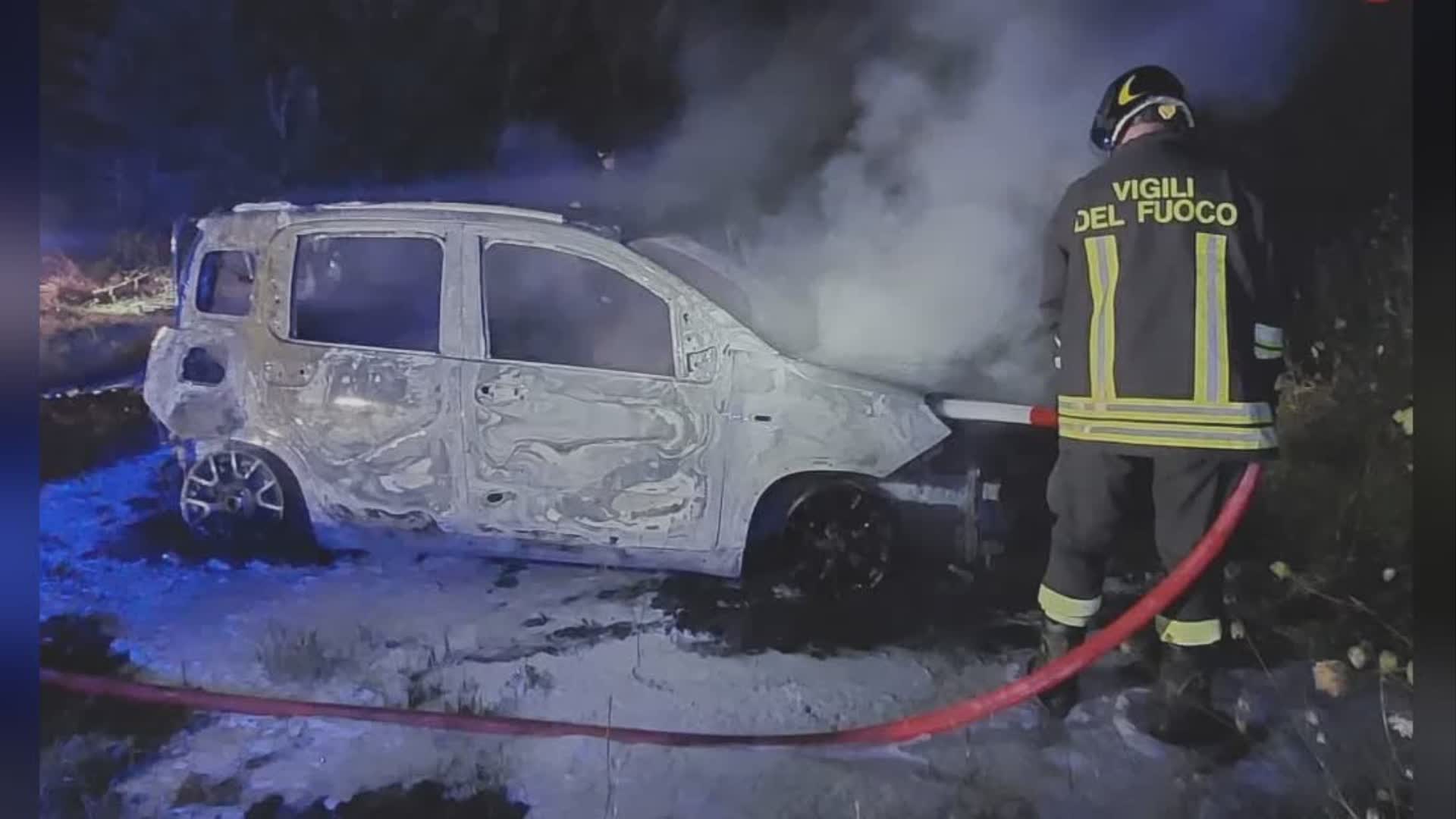 A fuoco una Panda, incendio di probabile natura dolosa