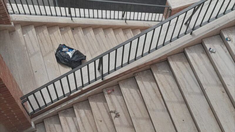 “Youtumbria”: troppi rifiuti sulle scale del Mercato Coperto