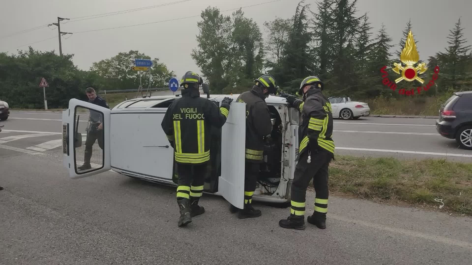 Si ribalta col furgoncino, uomo in ospedale con ferite lievi