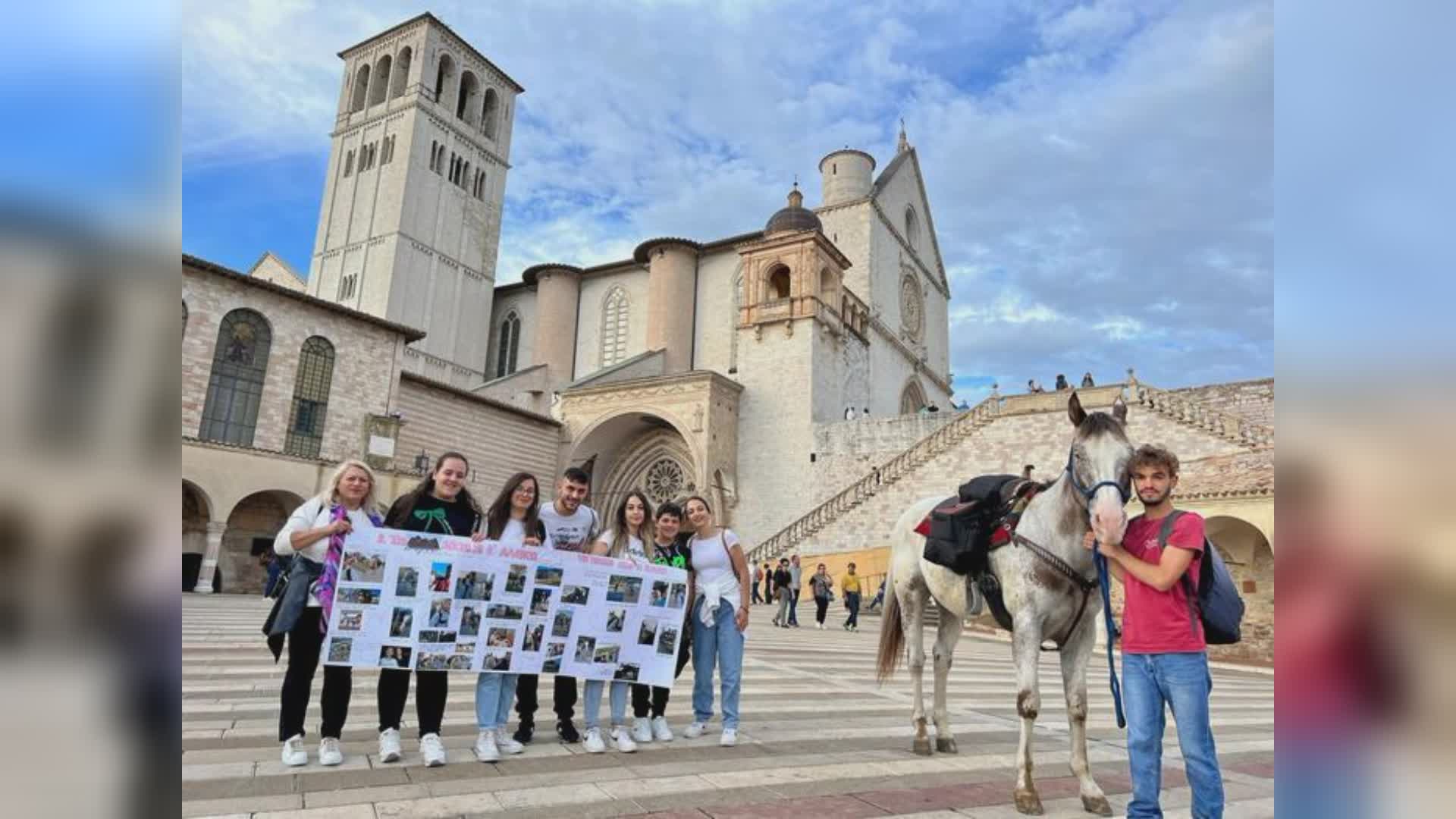 Arriva ad Assisi a piedi con il suo cavallo cieco: percorre 500 km