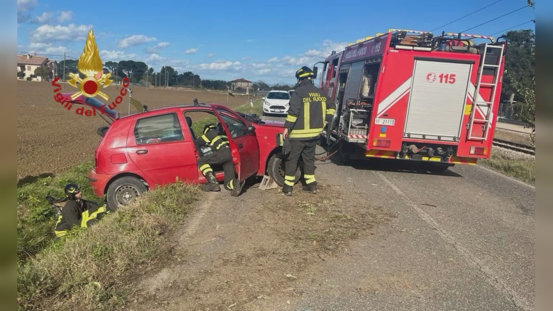 Incidente a Papiano, auto finisce in un fosso