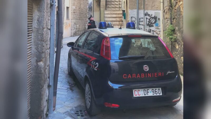 Carabiniere fuori servizio blocca un furto e fa arrestare due nomadi