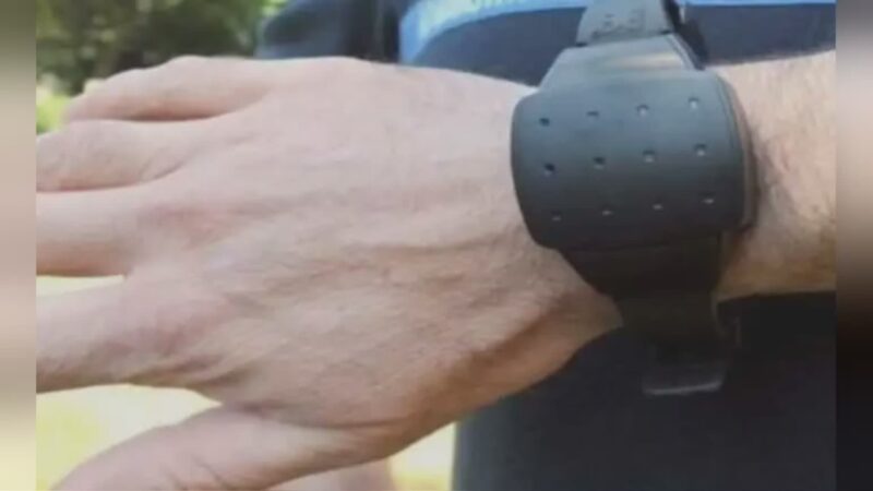 Si taglia braccialetto elettronico in diretta facebook: arrestato