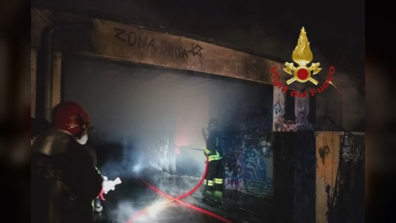 Incendio divampa in magazzino anfiteatro Ranieri. Nessun ferito