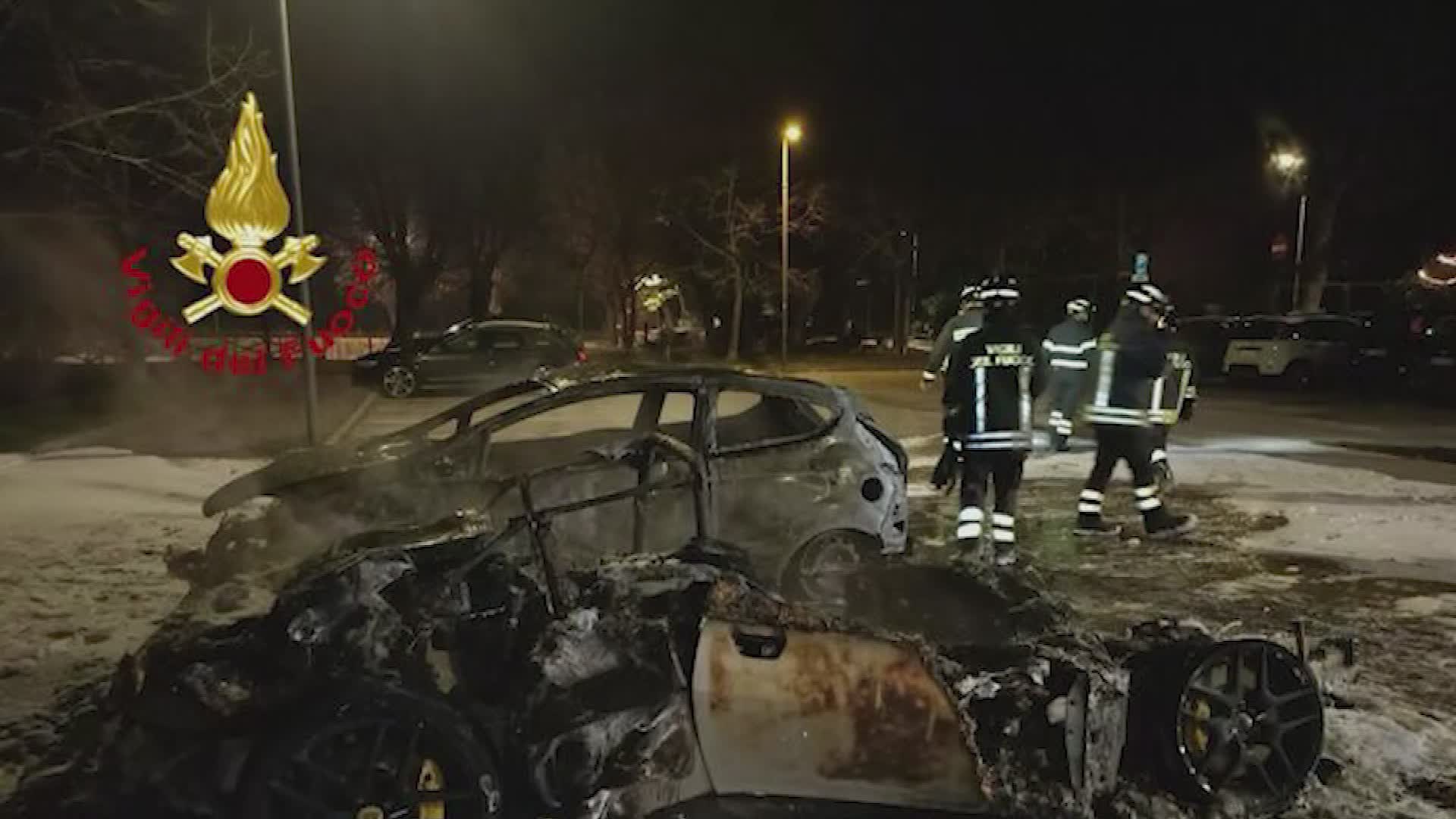 Un incendio distrugge due auto a San Feliciano