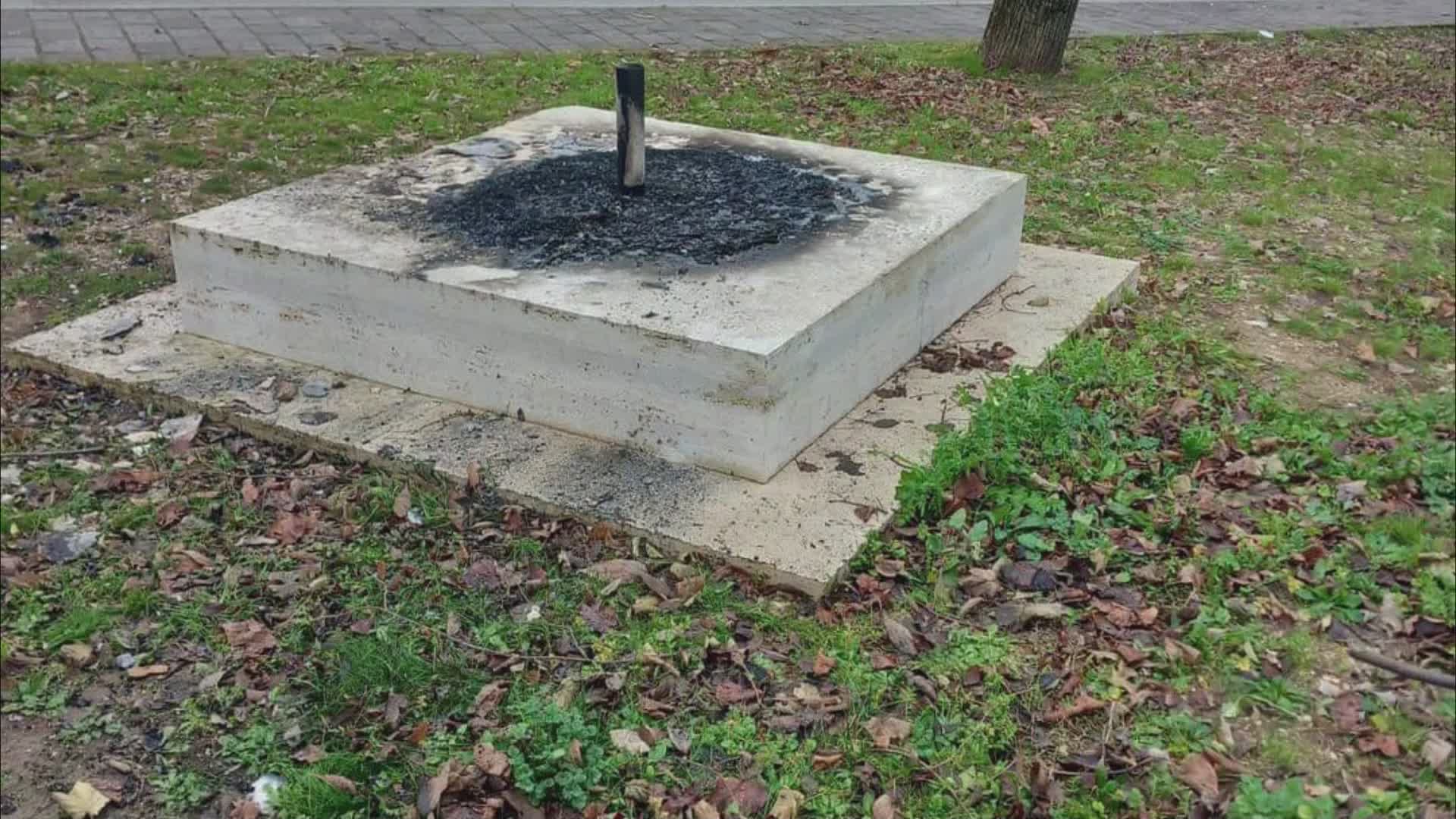Atti vandalici, a fuoco il monumento dell’Avis. Chiodini: “Grave”