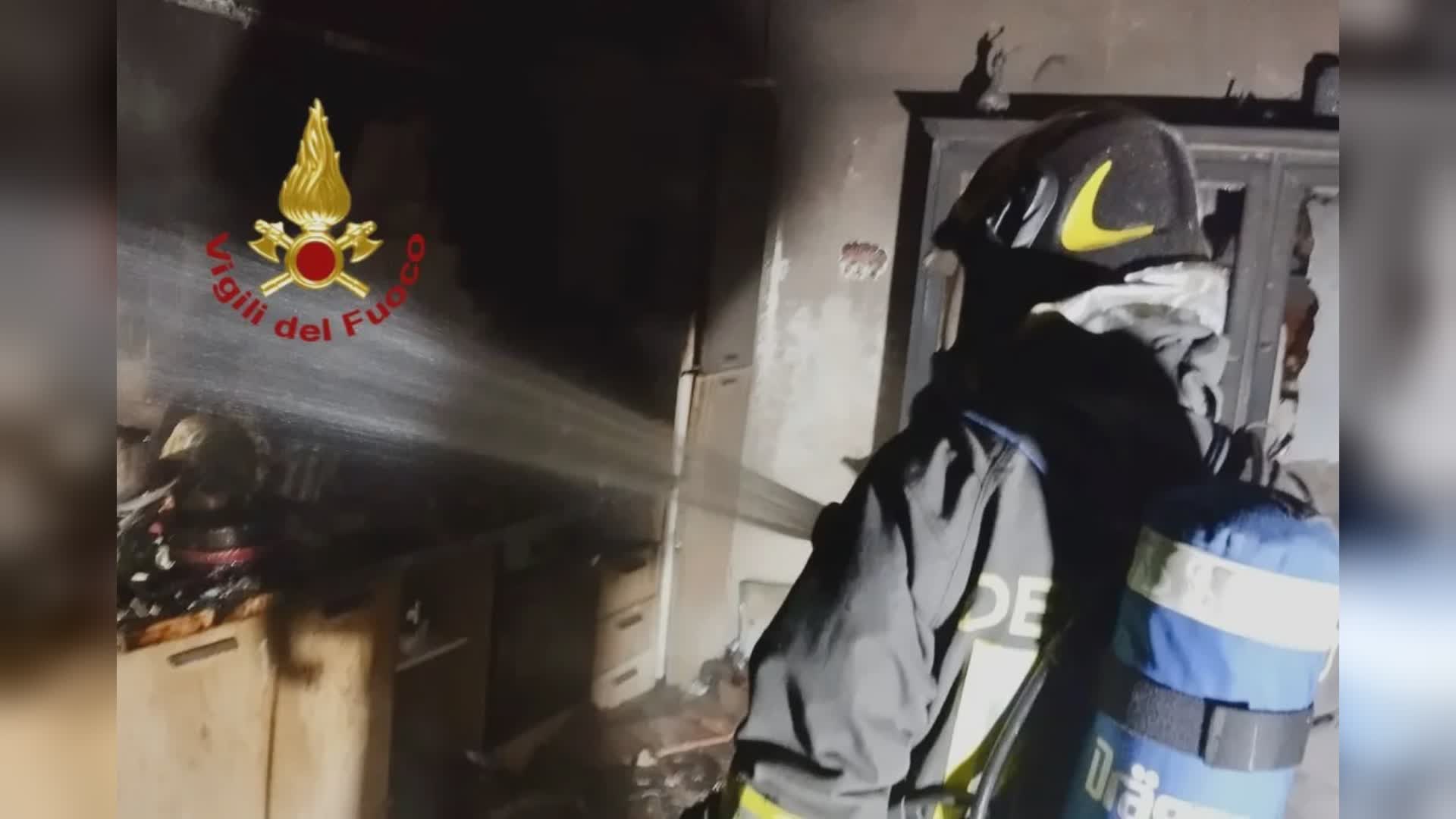 Incendio in appartamento, 10 uomini dei VVFF sul posto