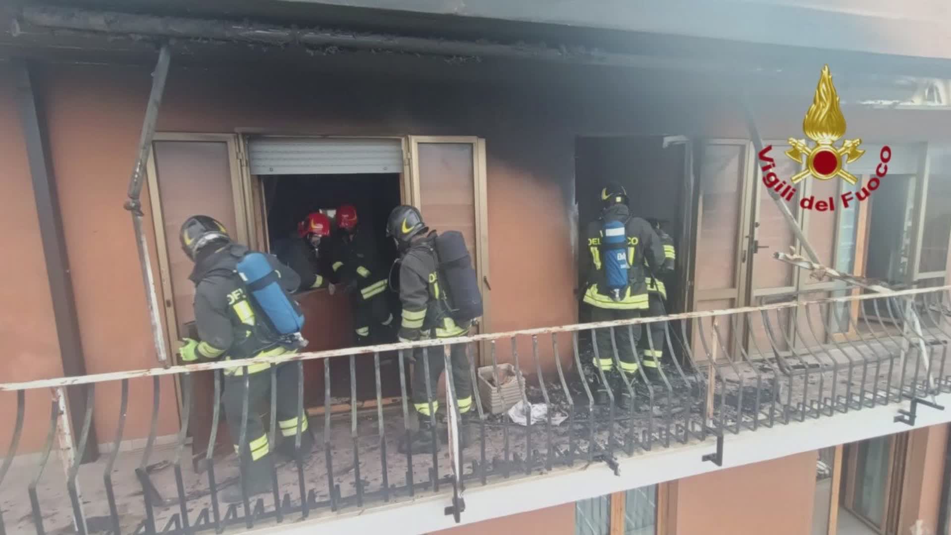 Incendio appartamento palazzina. Accertamenti per tre persone