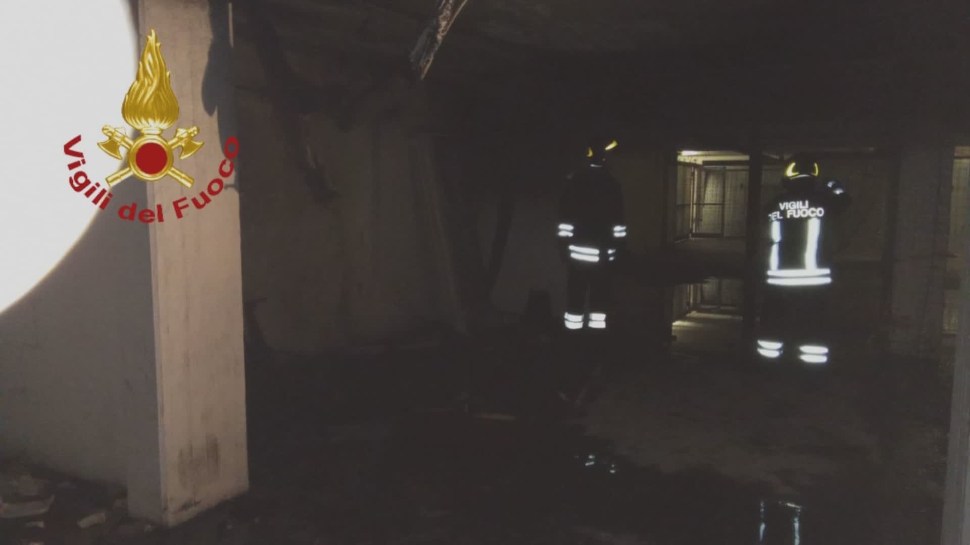 Incendio in garage in centro storico, a fuoco un divano