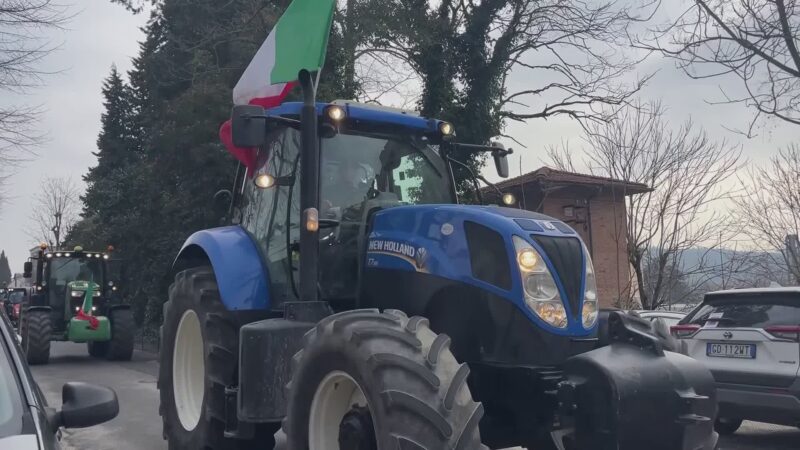Continua la protesta dei trattori, anche in via Settevalli