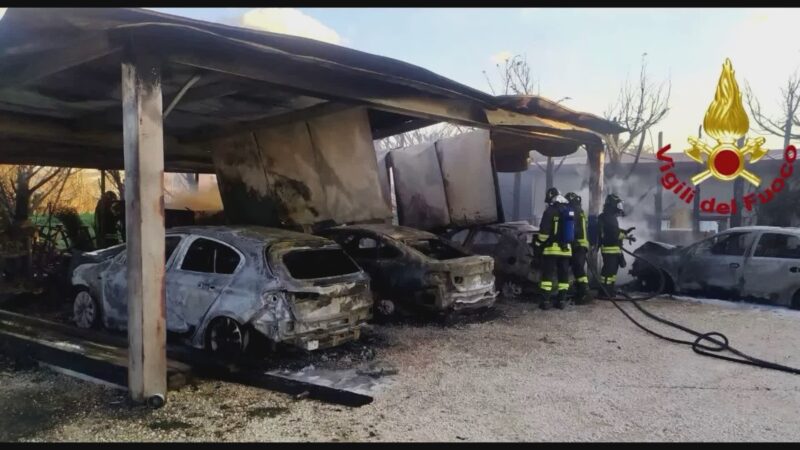 Incendio in via Atene: 4 auto a fuoco. Indagano carabinieri