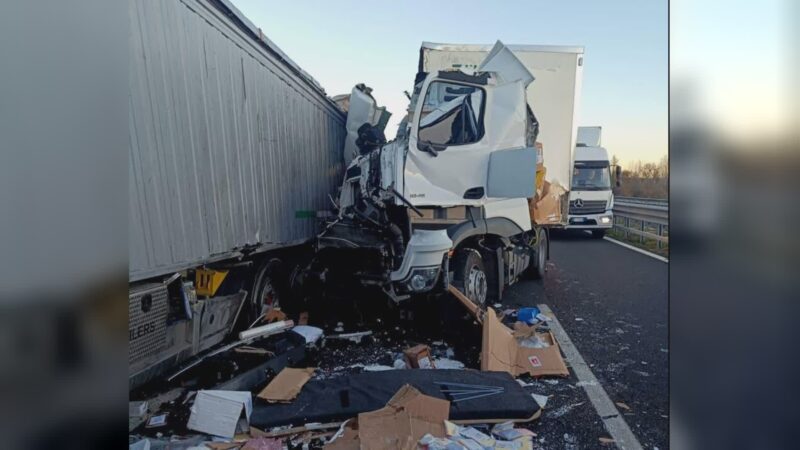 Incidente in A1, due camion tamponati: un ferito lieve