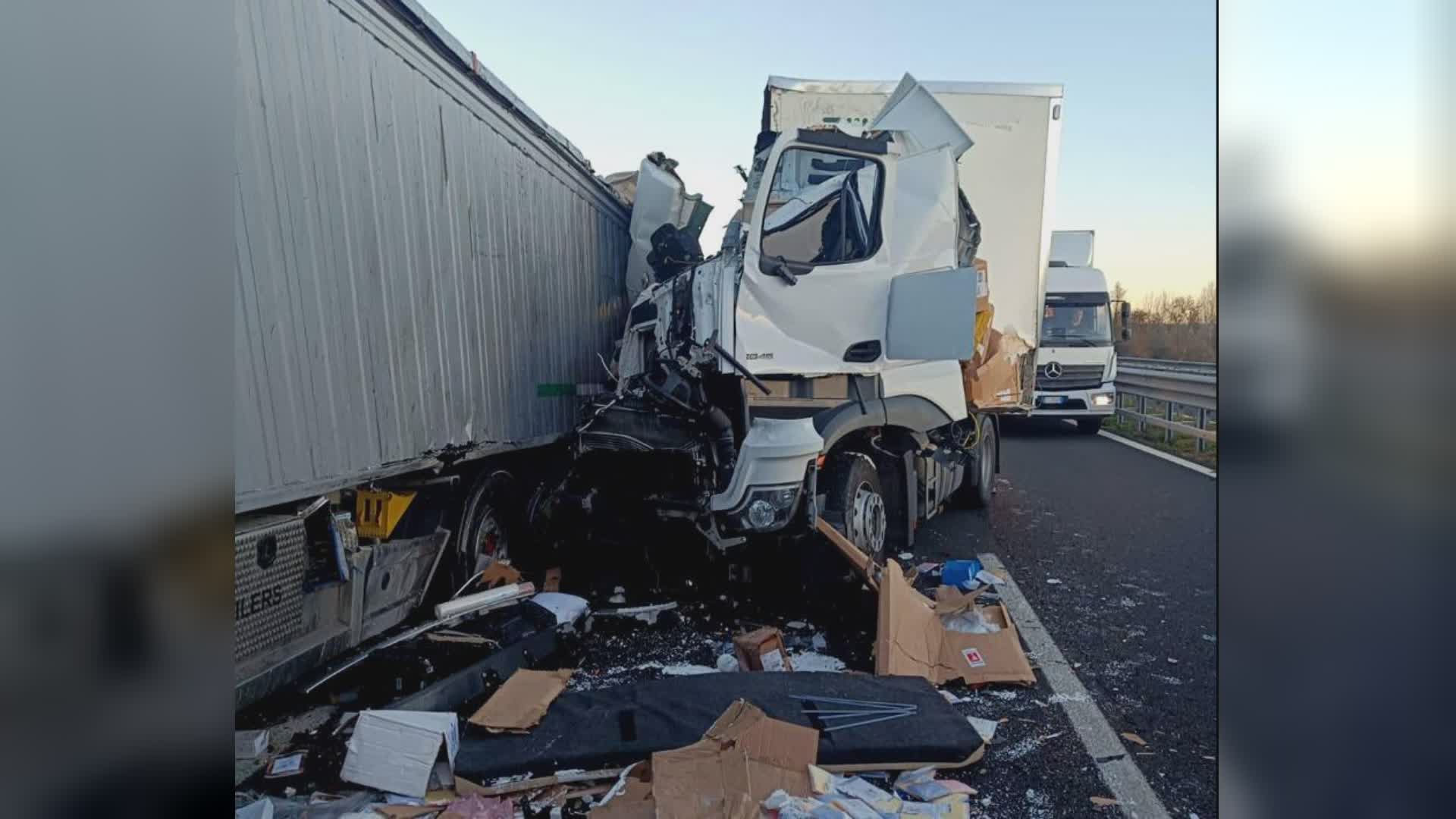 Incidente in A1, due camion tamponati: un ferito lieve