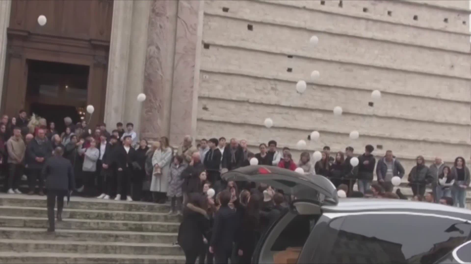 Lacrime per Pierluigi, l’addio in Cattedrale