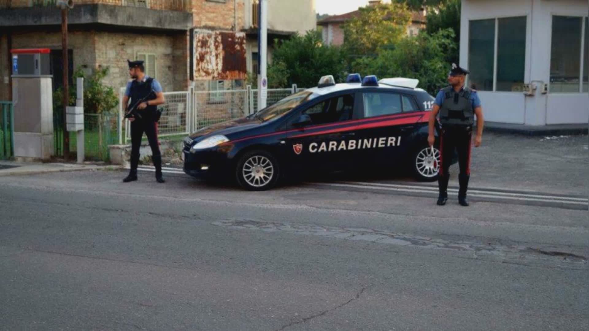 Minaccia famiglia con pistola scacciacani, denunciato