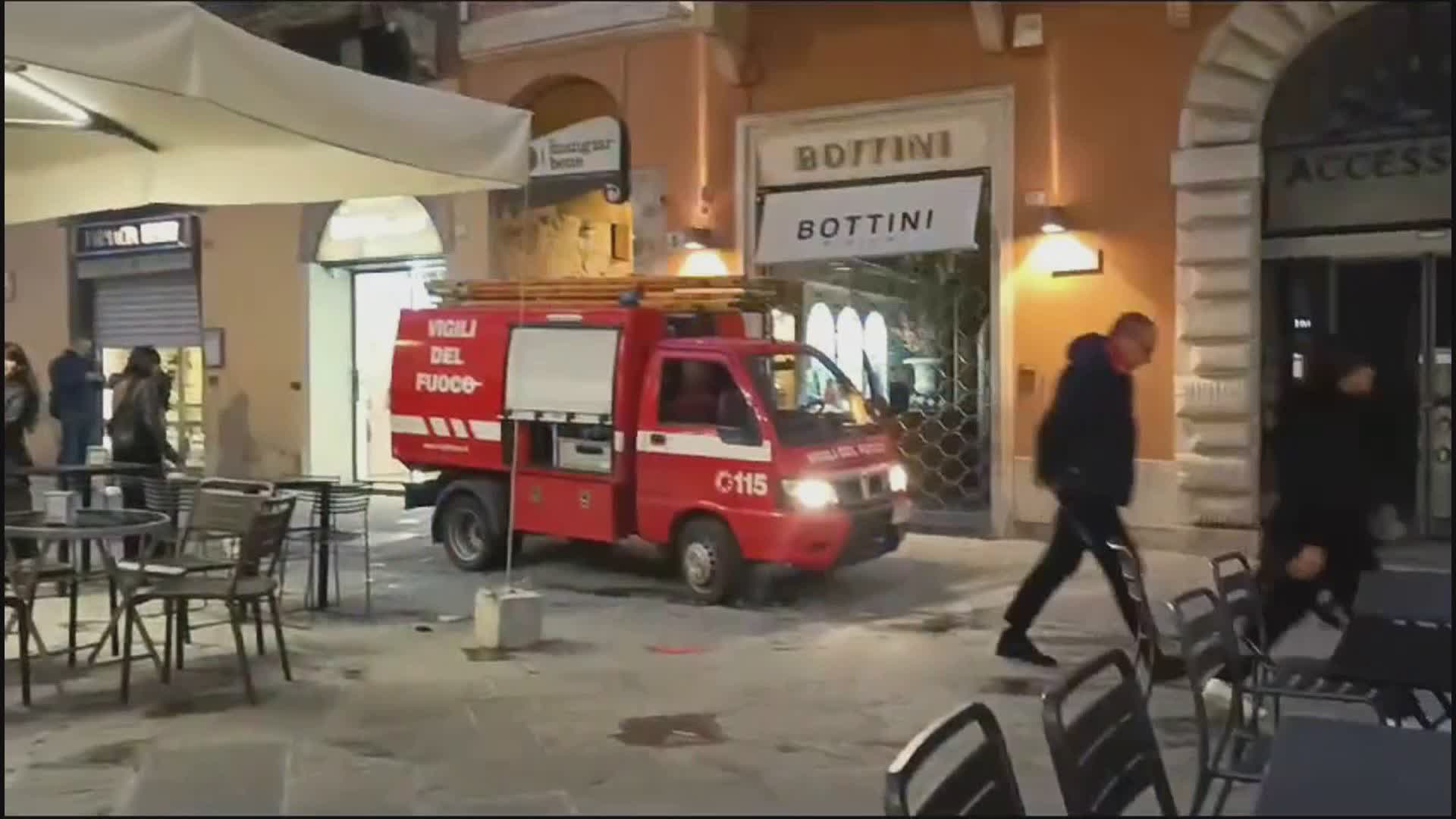 Incendio in un locale su corso Vannucci, intervento dei pompieri