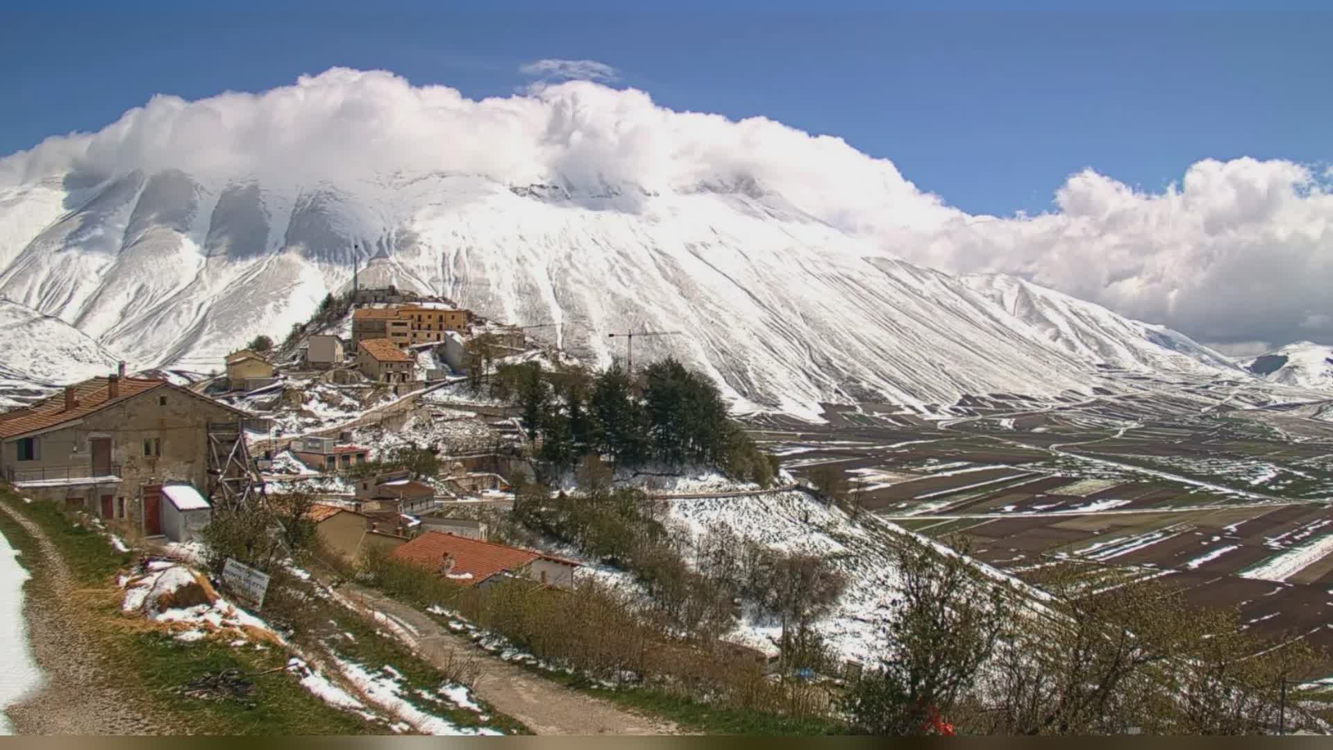 Neve d’aprile sui Sibillini: Castelluccio imbiancata