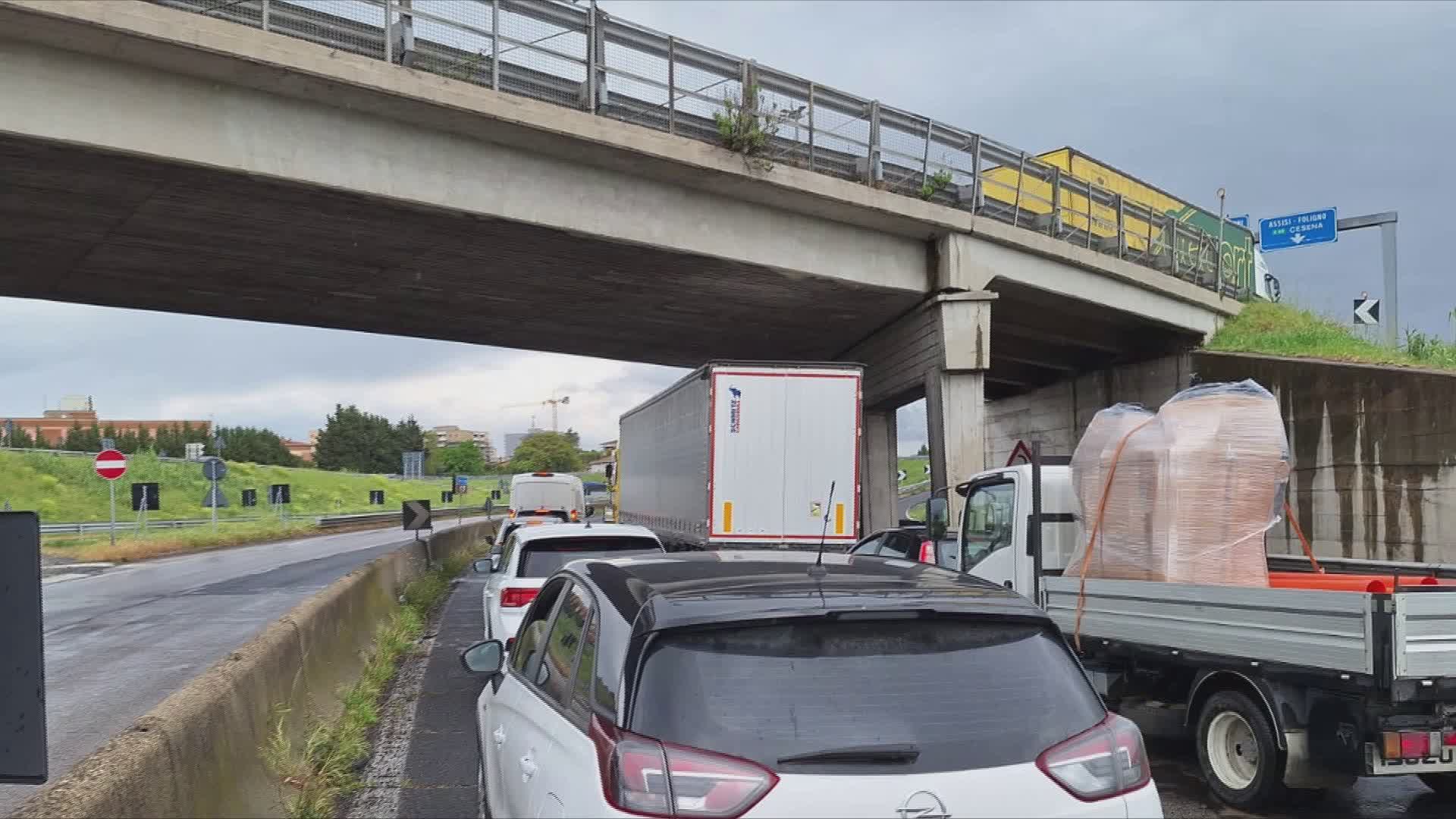 Tamponamento con camion, traffico bloccato